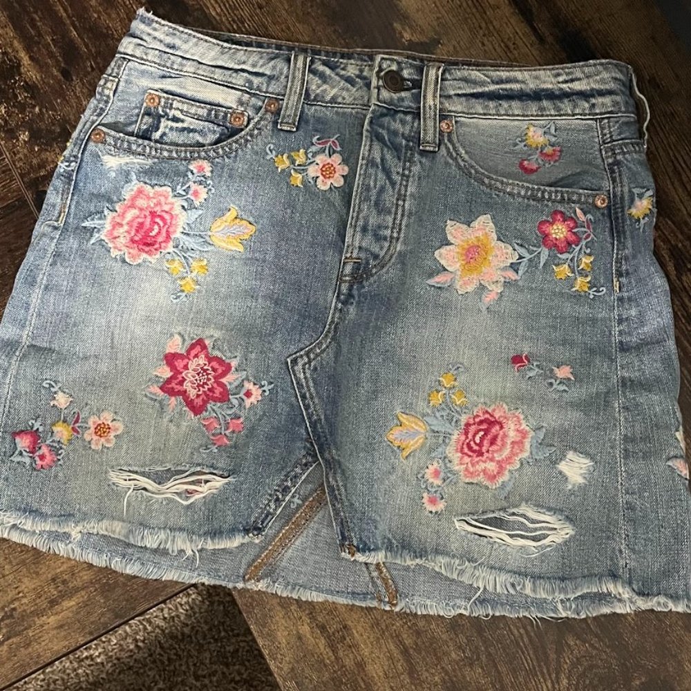 Floral Embroidered Denim Mini Skirt with Button Front Fly Size 0 American Eagle
